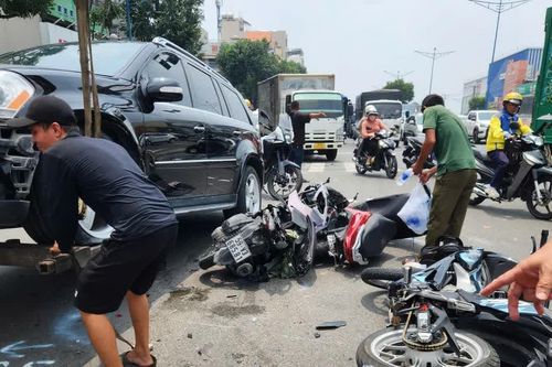 [GALLERY] Ngổn ngang hiện trường Mercedes tông loạt xe máy đang chờ đèn đỏ
