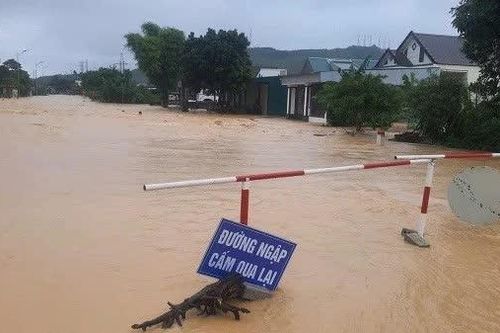 Mưa lớn gây ngập, sạt lở nhiều tuyến đường ở Nghệ An