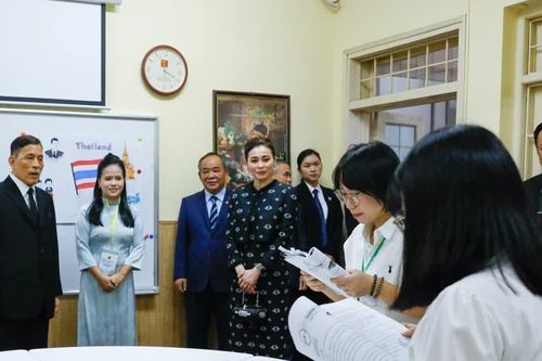 Nhà vua Thái Lan và Hoàng hậu thăm Trung tâm Ngôn ngữ, Văn hóa Thái Lan