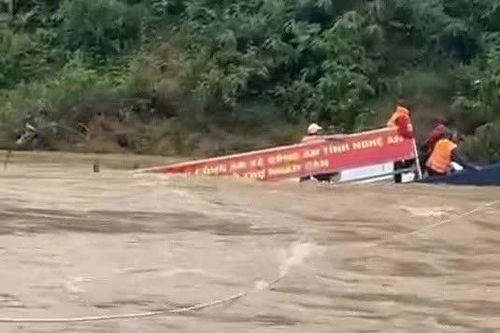 Lũ cuốn trôi thuyền, 10 người dân ở Nghệ An được ứng cứu