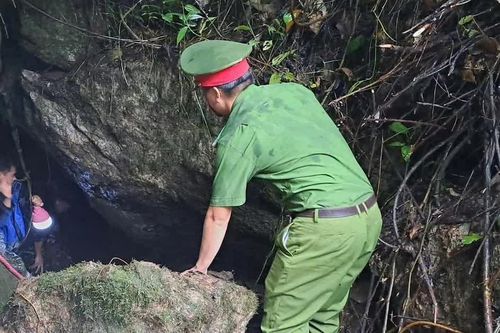 Giải cứu 3 người mắc kẹt trong hang Rút ở Phú Thọ