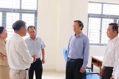 Thứ trưởng Phạm Ngọc Thưởng thăm Trường phổ thông nội trú biên giới ở Đắk Lắk