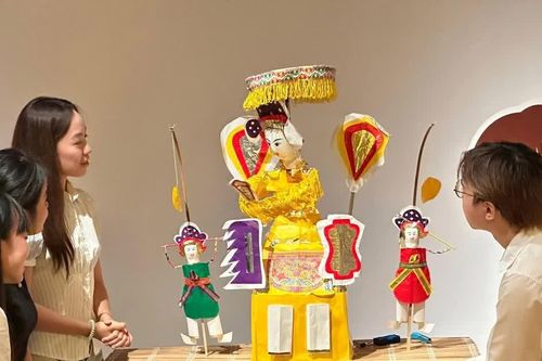 Trẻ em làm đồ chơi dân gian, nghe nghệ nhân kể chuyện Trung thu truyền thống