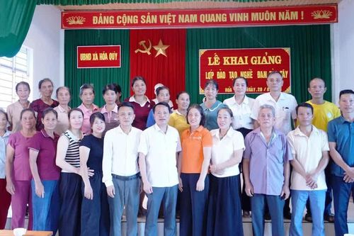 Từ lớp học nghề đến hợp tác xã đan bèo tây ở Hóa Quỳ