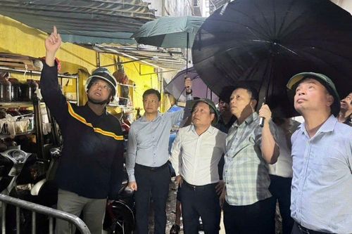 Chủ tịch UBND TP. Hà Nội Vũ Đại Thắng thăm, động viên gia đình vụ cháy tại phường Tây Hồ