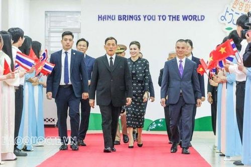 Nhà vua Thái Lan và Hoàng hậu thăm Trường Đại học Hà Nội