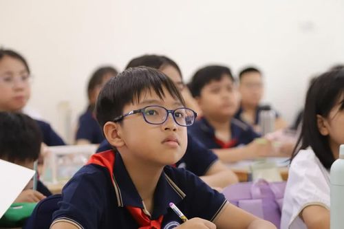 Sau khan hiếm sách giáo khoa, Bộ GD&ĐT tính điều chỉnh theo hướng giảm hàn lâm, tăng thực hành