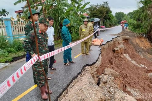 Sạt lở nghiêm trọng tuyến đường bao Ngòi Lạt, xã Tu Vũ khẩn trương di dời các hộ dân để đảm bảo an toàn
