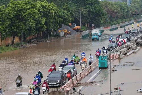 Mưa xối xả suốt đêm, Hà Nội ngập cục bộ giờ cao điểm sáng 16/9