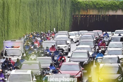 Hà Nội: Dòng xe 'bất động' ở hầm chui Trung Hòa giờ cao điểm