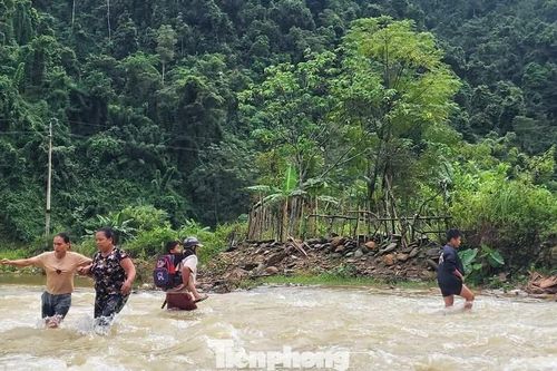 Bất chấp mưa lũ, sạt lở phụ huynh vẫn cõng con vượt suối đến trường