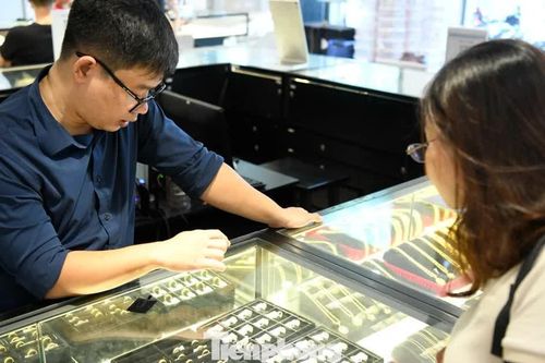 Giá vàng đứng im vẫn 'vênh' thế giới hơn 10 triệu đồng/lượng