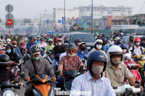 Rào chắn thi công tuyến metro số 2: Cửa ngõ Tân Sơn Nhất 'ngộp thở', ùn tắc kéo dài