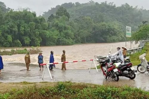 Mưa lũ khiến 3 người mắc kẹt trong hang đá ở Phú Thọ