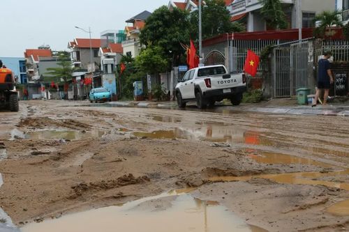CLIP: 'Bão bùn' từ trên đồi đổ xuống, phủ kín gần 1km đường phố ở Quảng Ninh