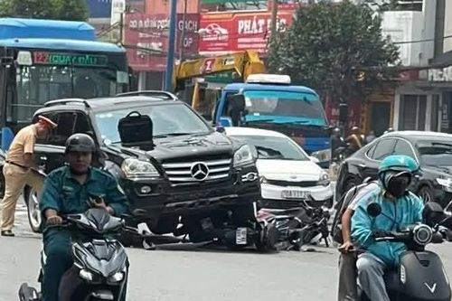 Ô tô Mercedes tông hàng loạt xe máy đang dừng chờ đèn đỏ ở TPHCM