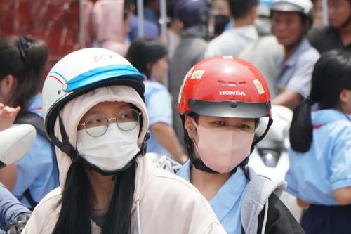 Mang cơm tới trường cho con sau vụ phát hiện 'cánh gà chiên còn sống' trong suất ăn