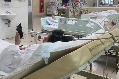 Cấp cứu 2 nạn nhân sống sót trong vụ cháy 5 người chết ở Tây Hồ