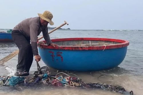 Hơn 10 năm lặng lẽ nhặt rác ở làng biển Gành Cả