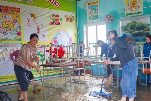 Hơn 500 học sinh ở Hà Tĩnh chưa thể trở lại trường do mưa lớn