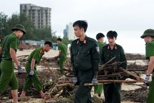 60 cán bộ, chiến sĩ công an dọn hàng chục tấn rác trên bãi biển Nhật Lệ sau mưa lũ