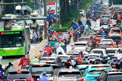 Ôtô, xe máy lấp đầy làn BRT trong giờ cao điểm