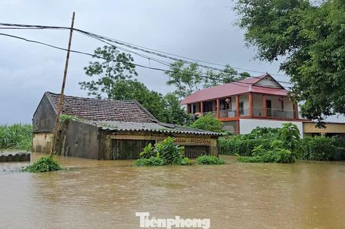 Cảnh ngập lụt sâu cả mét của hàng trăm hộ dân Thanh Hóa