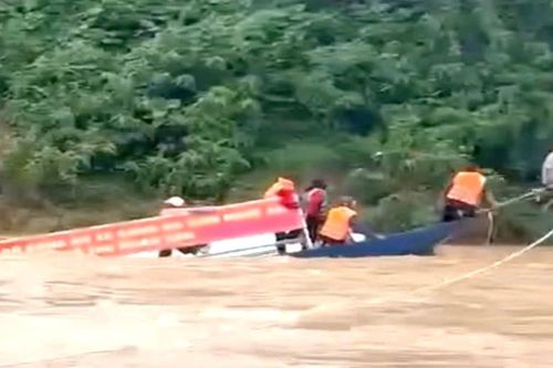 Chìm thuyền trên dòng nước lũ, nhiều người may mắn thoát nạn