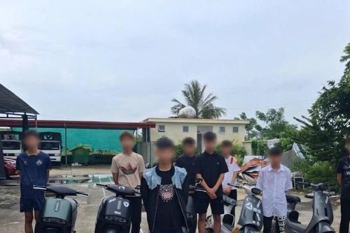 Triệu tập 9 thanh thiếu niên lái xe máy điện lạng lách, không đội mũ bảo hiểm