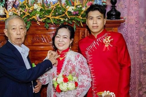 Cô dâu 40 tuổi bên chú rể kém 10 tuổi trong đám cưới 'gây sốt' ở Vĩnh Long