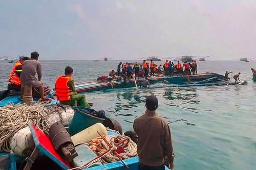 Tàu cá chở 10 người lật gần đảo Phú Quý: Tìm thấy thi thể thuyền viên mắc kẹt