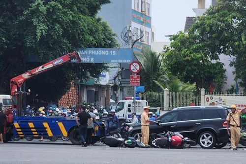 Ô tô Mercedes tông liên hoàn 3 xe máy dừng đèn đỏ, kéo lê 10m ở TPHCM