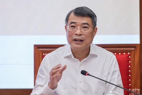Thủ tướng và Chủ tịch Quốc hội trao đổi với các ủy viên Trung ương Đảng