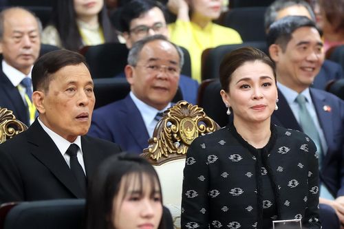 Nhà vua Thái Lan và Hoàng hậu dự lớp học tiếng Thái cùng sinh viên Việt Nam