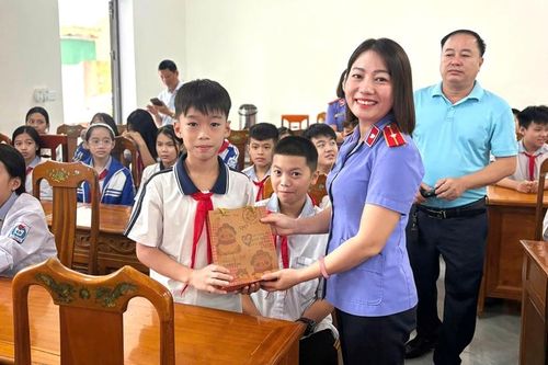 Phối hợp tổ chức tuyên truyền pháp luật tại trường THCS Chu Văn An