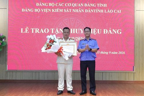 Đảng bộ VKSND tỉnh Lào Cai trao tặng Huy hiệu 30 năm tuổi Đảng cho đảng viên