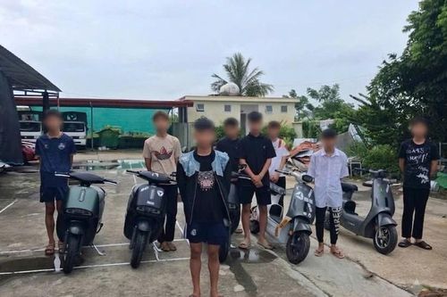 Triệu tập 9 thanh thiếu niên dàn hàng ngang, lạng lách trên đường