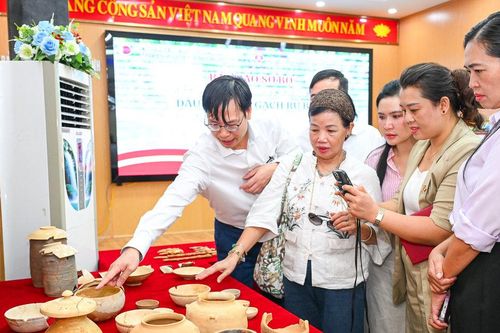 Nhiều hiện vật quý được khai quật từ mộ cổ rú Bụt, xã Kim Liên