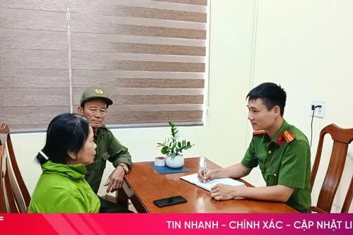 Lực lượng tham gia bảo vệ ANTT cơ sở hỗ trợ người dân 'thoát bẫy' lừa đảo