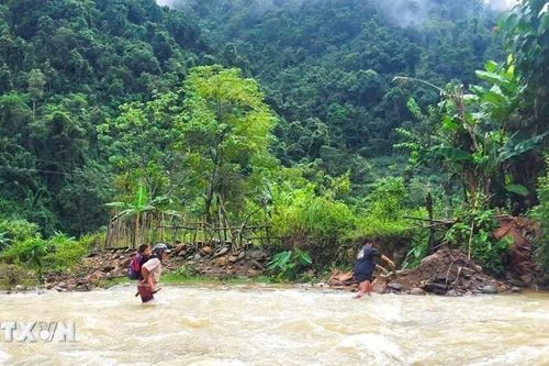 Nghệ An: Vượt lũ trong đêm đưa bệnh nhân đi cấp cứu