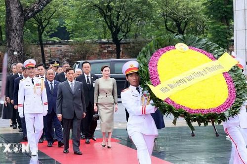 Nhà vua và Hoàng hậu Thái Lan đặt vòng hoa tưởng niệm các Anh hùng liệt sỹ