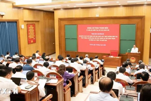 Chủ tịch Quốc hội Trần Thanh Mẫn truyền đạt chuyên đề về đổi mới tư duy xây dựng thể chế