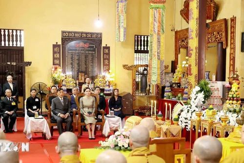 Nhà vua Thái Lan và Hoàng hậu thăm chùa Quán Sứ và dự lễ cầu an