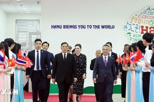 Nhà vua và Hoàng hậu Thái Lan thăm, gặp gỡ giảng viên, sinh viên Trường Đại học Hà Nội