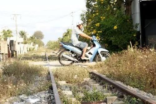 Đóng lối đi tự mở, đảm bảo an toàn giao thông qua đường sắt