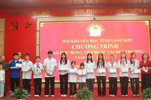 Tiếp sức học sinh vùng biên vươn lên bằng tri thức