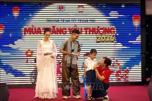 Mang trăng yêu thương đến trẻ thiệt thòi