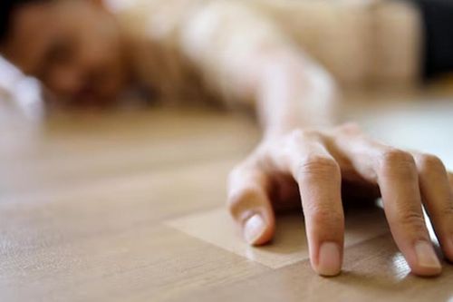 Người đàn ông 20 tuổi tử vong, bác sĩ cảnh báo đừng 'ngó lơ' 2 dấu hiệu xuất hiện về đêm
