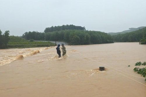 Nữ bác sĩ kể về giây phút vượt mưa lũ đến nhà đỡ đẻ cho sản phụ