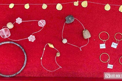 Chiêm ngưỡng hiện vật cổ, trang sức màu vàng dưới hai mộ hơn 1.600 tuổi vừa khai quật ở Nghệ An